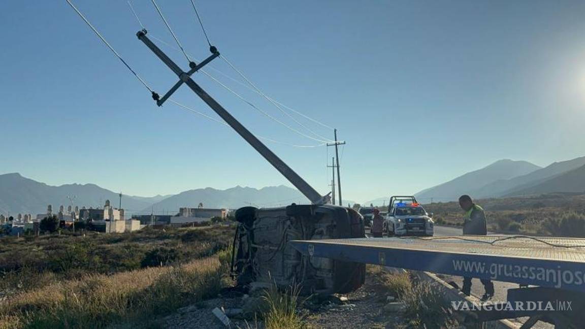 $!Oficiales de Tránsito Municipal abanderaron la zona mientras se retiraba el vehículo con grúas para restablecer la circulación.