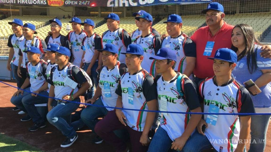 Equipo mexicano de beisbol es abandonado en Los Ángeles pero no se imaginaban que un jugador de Grandes Ligas los apoyaría