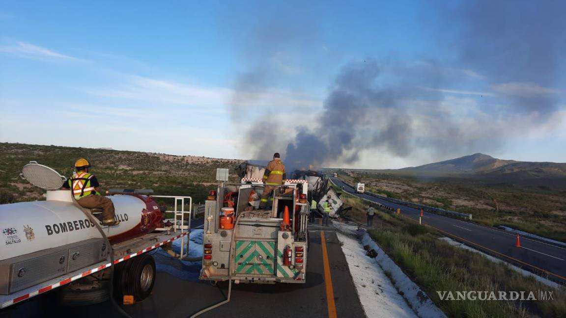 Choque entre tráileres termina en incendio en la Saltillo-Torreón
