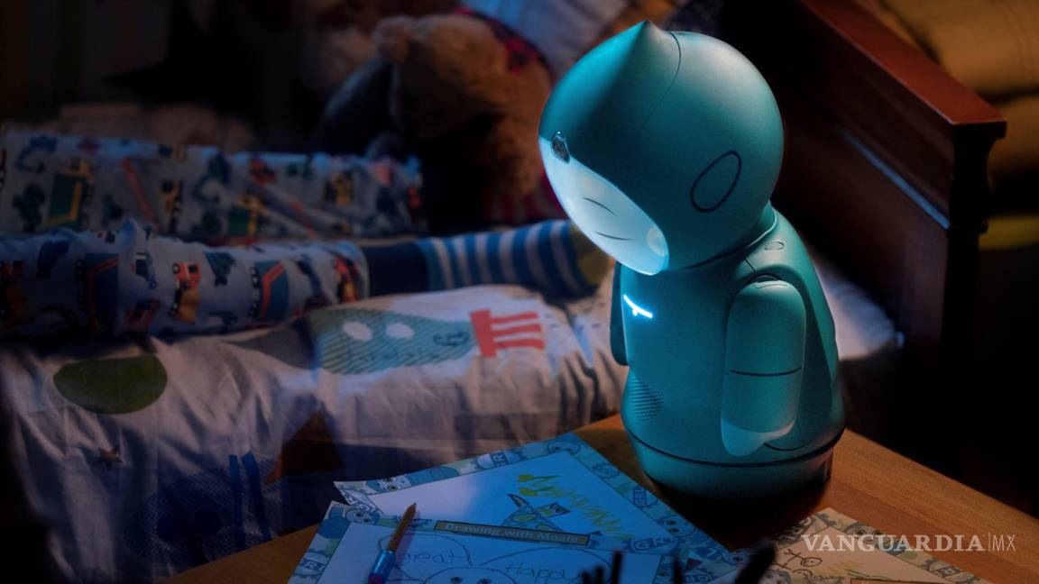 $!El robot Moxie en posición de reposo por la noche junto a la cama del niño. EFE/Embodied