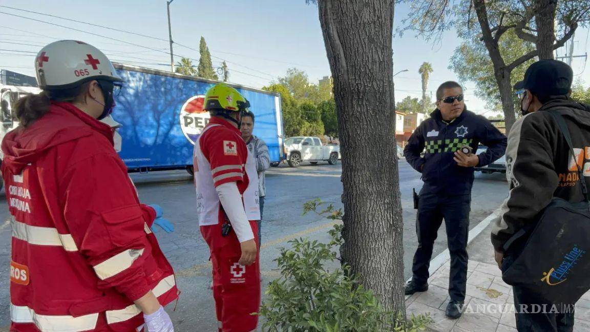$!Un hombre de 56 años fue arrastrado varios metros por un camión de la ruta 13A al intentar abordar la unidad por la parte trasera.