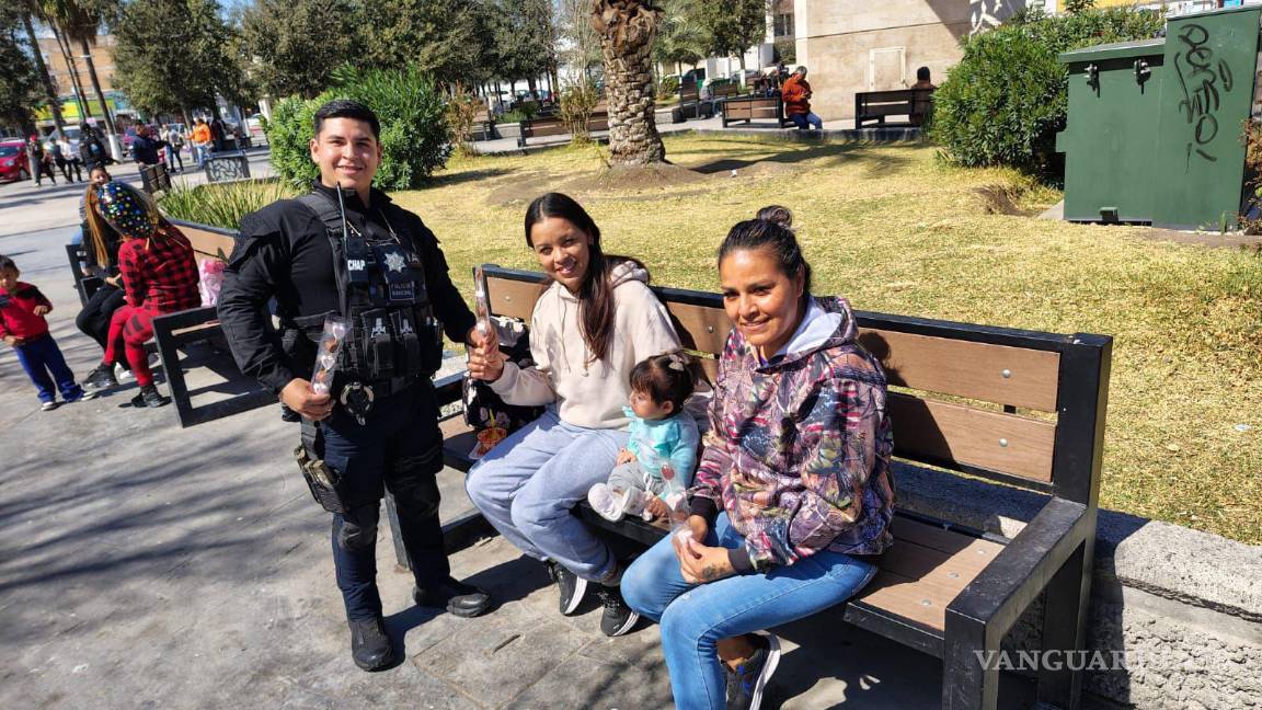 Monclova: Entregan policías rosas y brochetas en plaza principal por Día del Amor