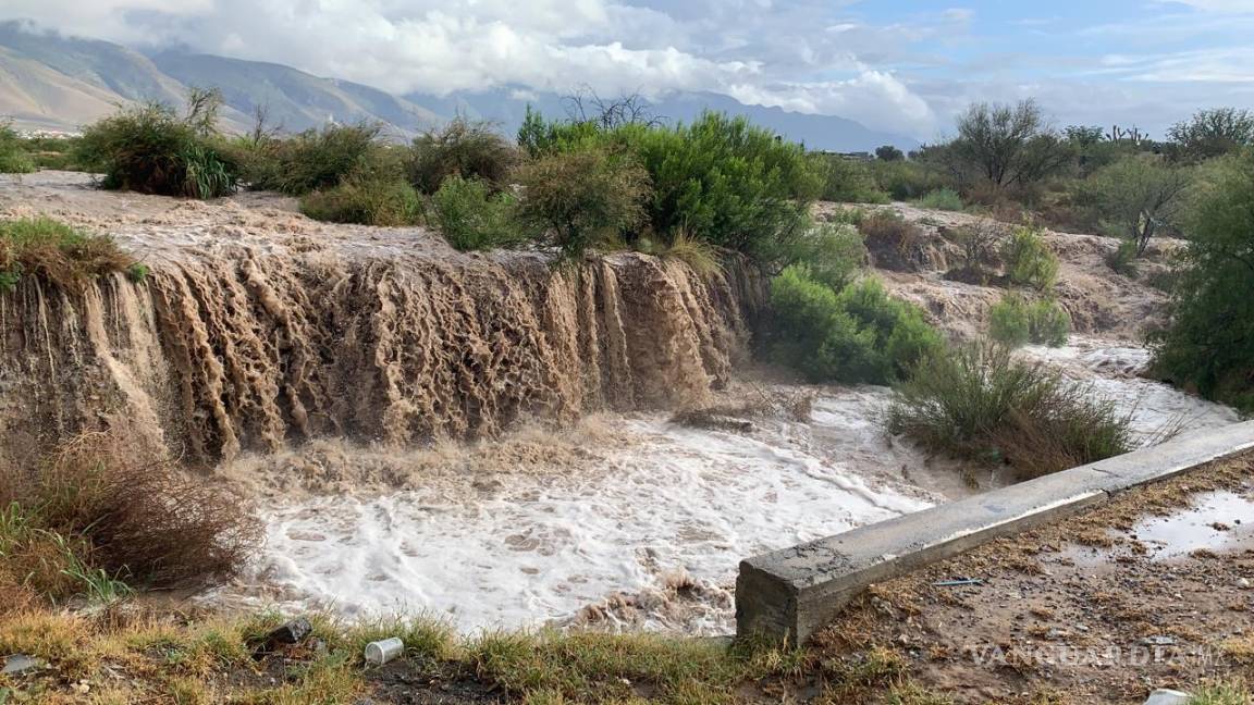 $!Agua de fuertes lluvias arrastra autos en la colonia Mirasierra de Saltillo