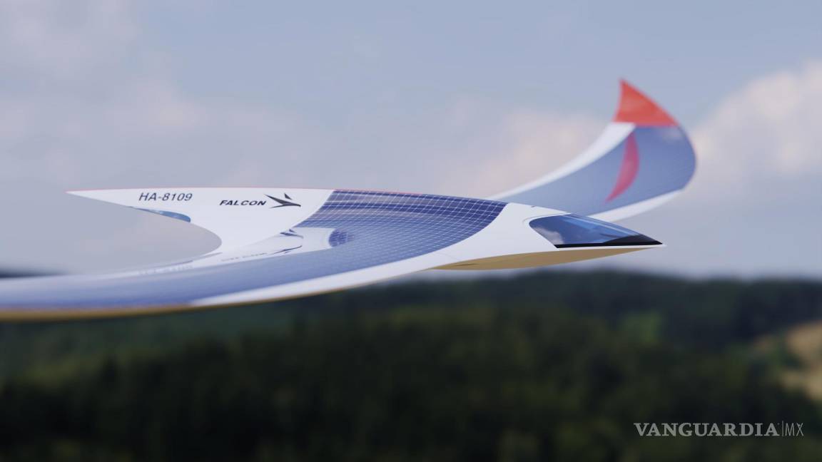$!Aeronave ‘Falcon Solar’, a baja altura.
