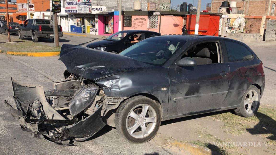 $!Conductor ocasiona accidente por quitarle derecho de paso a una camioneta en Saltillo