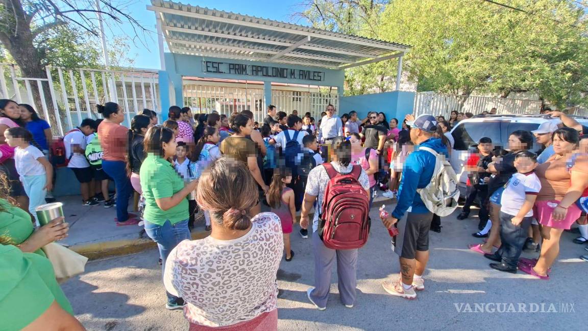 $!Cierran padres de familia la escuela Apolonio M. Avilés en Monclova por falta de energía eléctrica