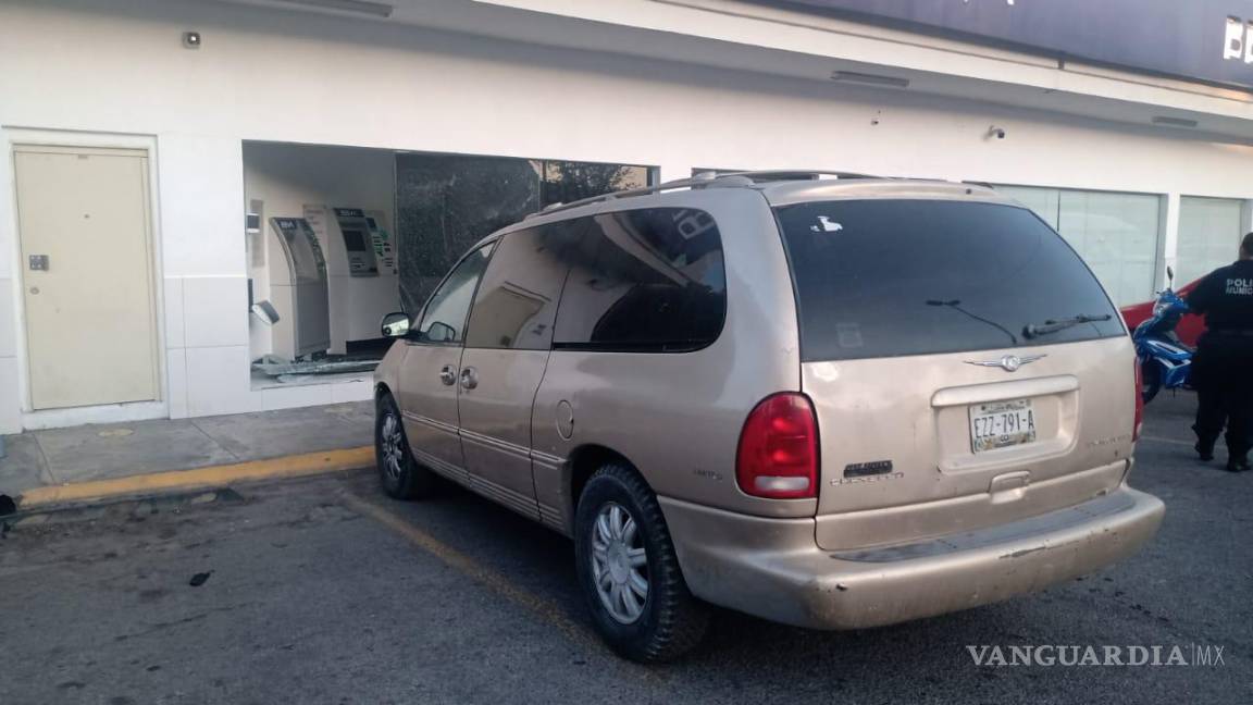 Choca camioneta contra cristales de un banco en Saltillo