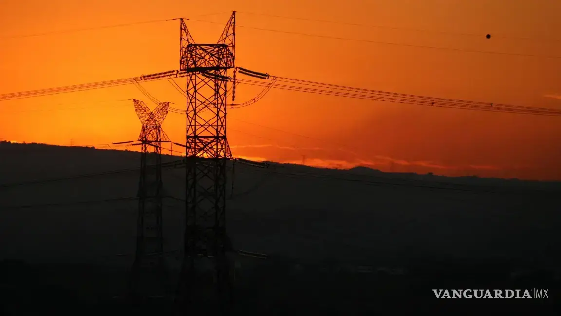 Chile suspende toque de queda por apagón masivo; regresa la electricidad al 97% de los hogares