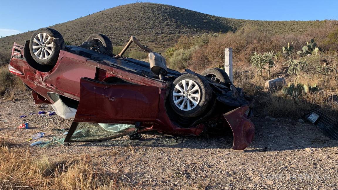 Vuelca su vehículo y lo deja abandonado sobre carretera Zacatecas