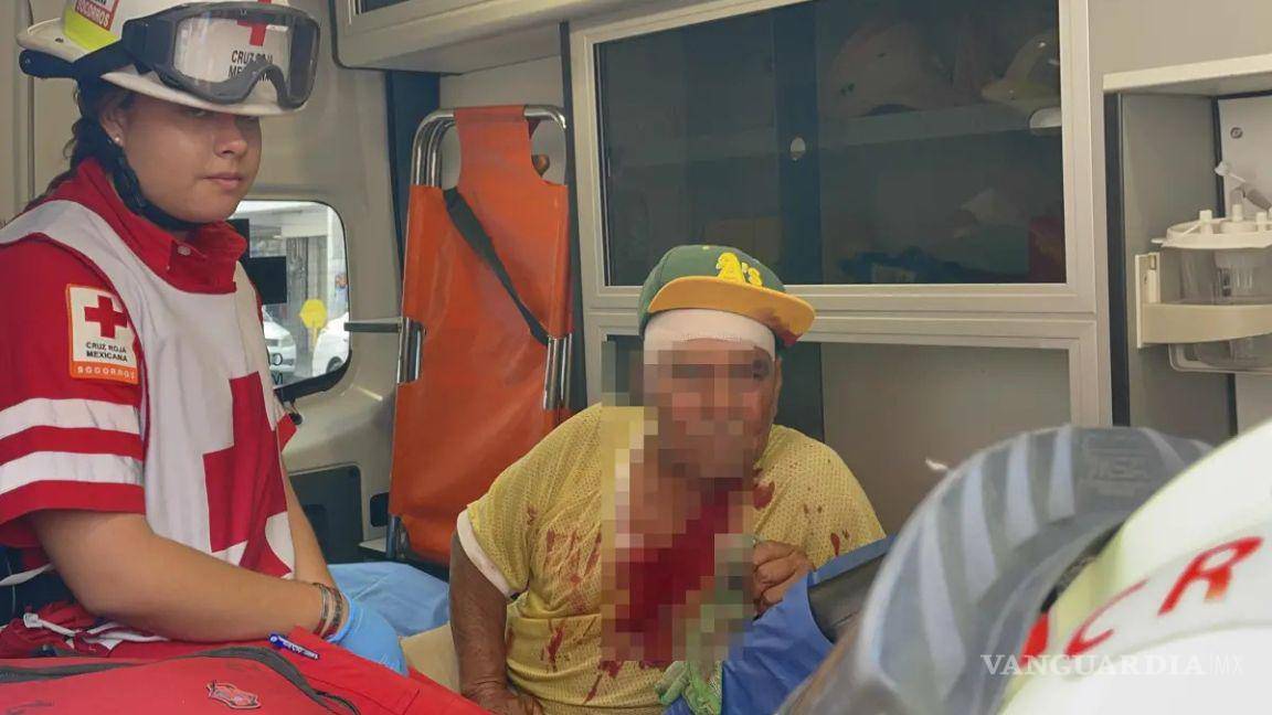 $!Un adulto mayor de 78 años fue golpeado en la cabeza por el retrovisor de un camión de transporte urbano, lo que requirió atención médica y sutura.