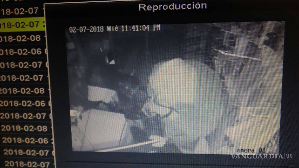 $!Previo a San Valentín, ladrones atracan sex shop en Saltillo