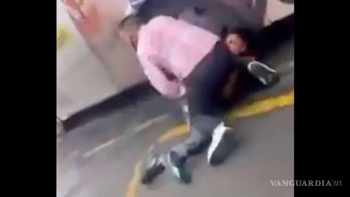 Chofer de transporte público en NL defiende a mujer de asaltantes, testigos también tunden a agresores