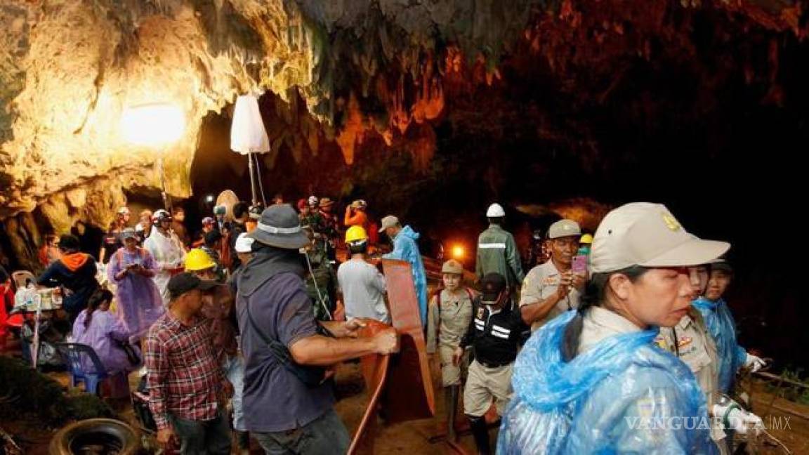 Hallaron con vida a los 12 niños futbolistas y su entrenador atrapados en una cueva de Tailandia, pero aún no los pueden rescatar