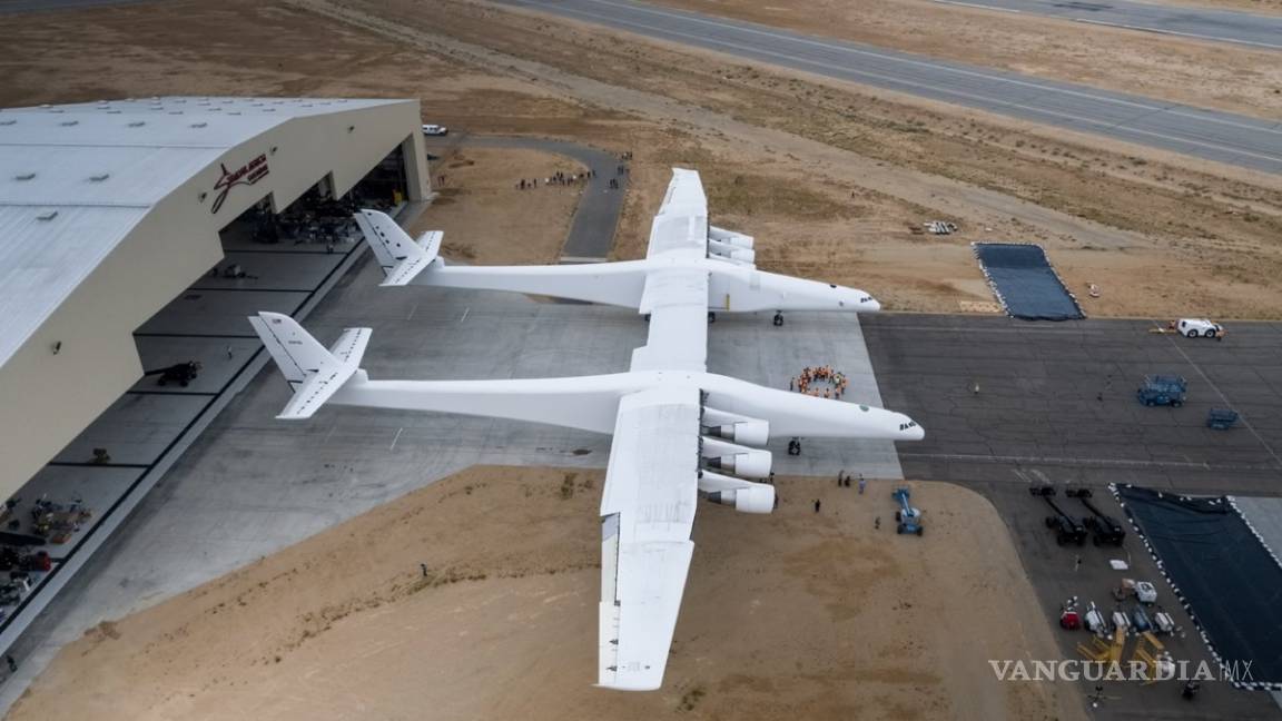 $!El avión más grande del mundo, el Stratolaunch, despegó en los EU