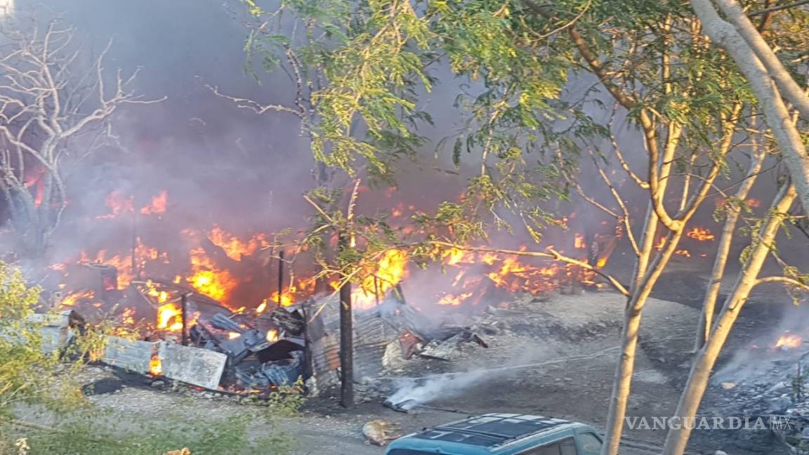 $!Incendio consume 80 tejabanes en Guadalupe, Nuevo León