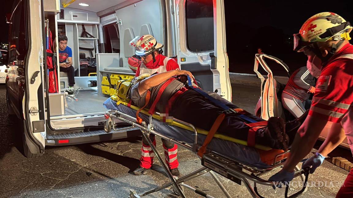 $!Paramédicos de la Cruz Roja trasladan a uno de los jóvenes lesionados tras el accidente.