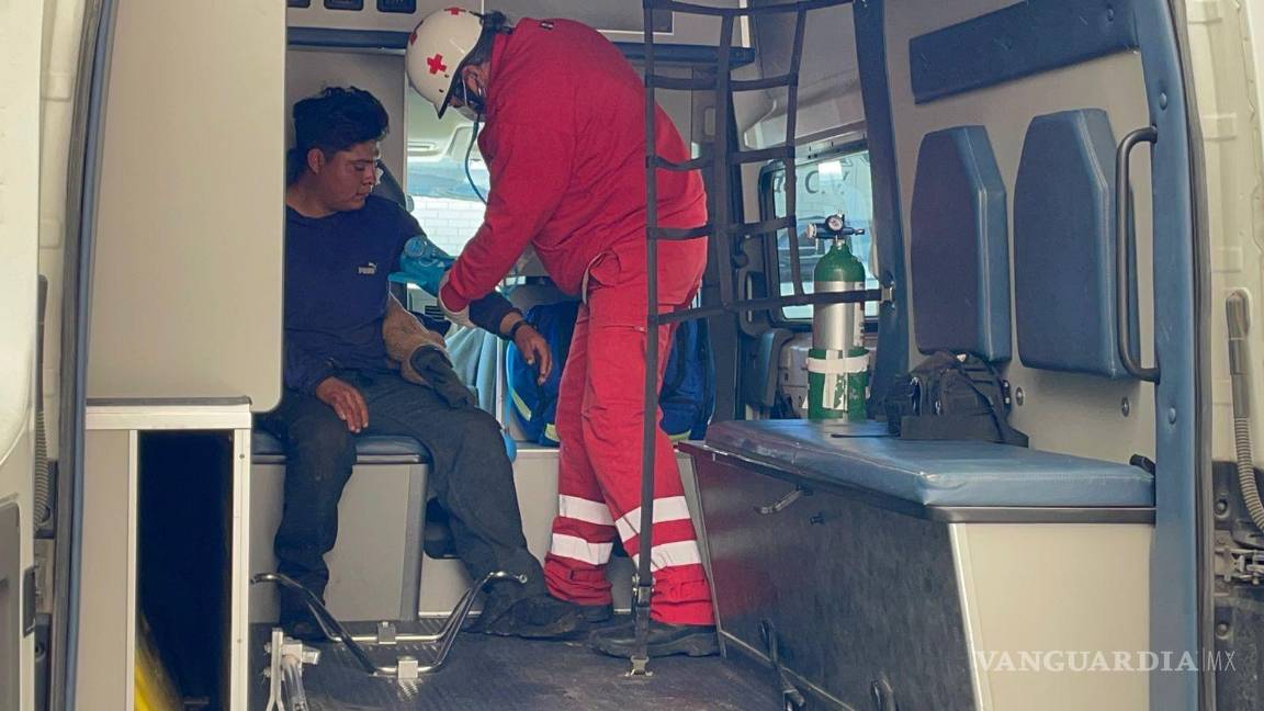 $!Personal de la Cruz Roja atienderon y trasladaron a Jesús Rodríguez Hernández (50 años), Diego Castillo (20 años) y Manuel Nicolás Favela (51 años) a la misma clínica.