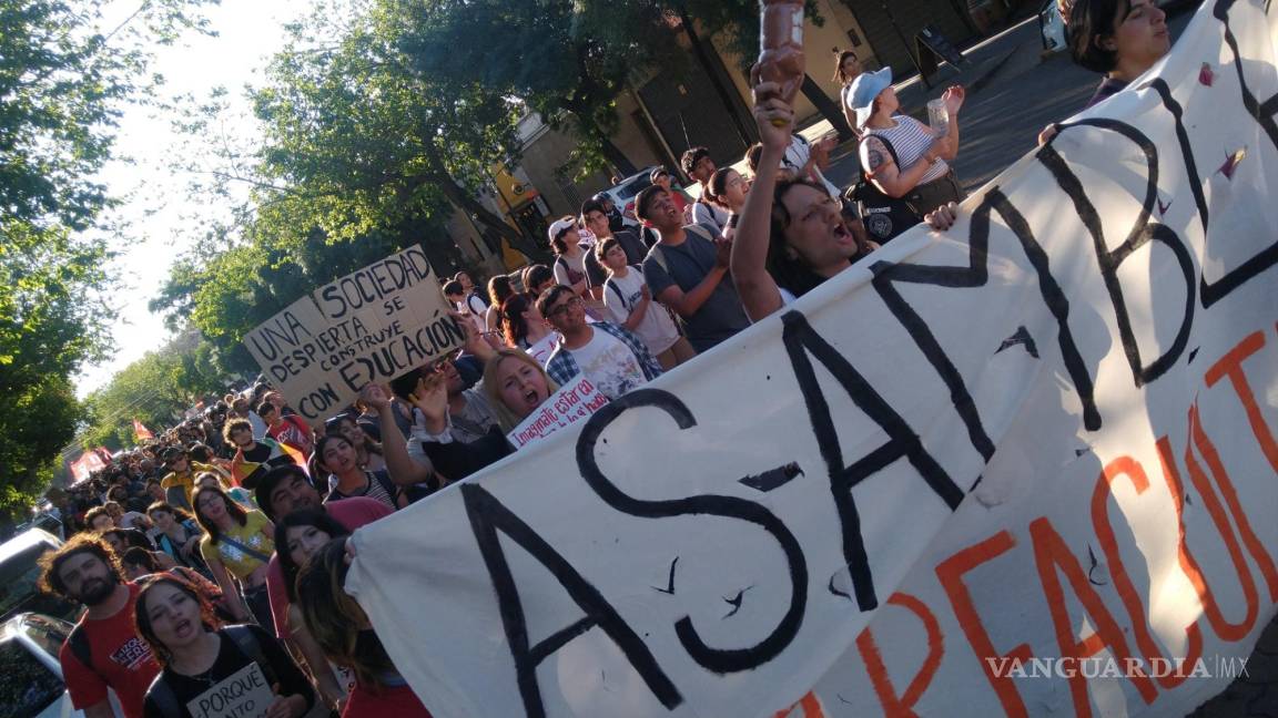 Profesores paran y estudiantes toman facultades en Argentina en rechazo al ajuste educativo de Milei