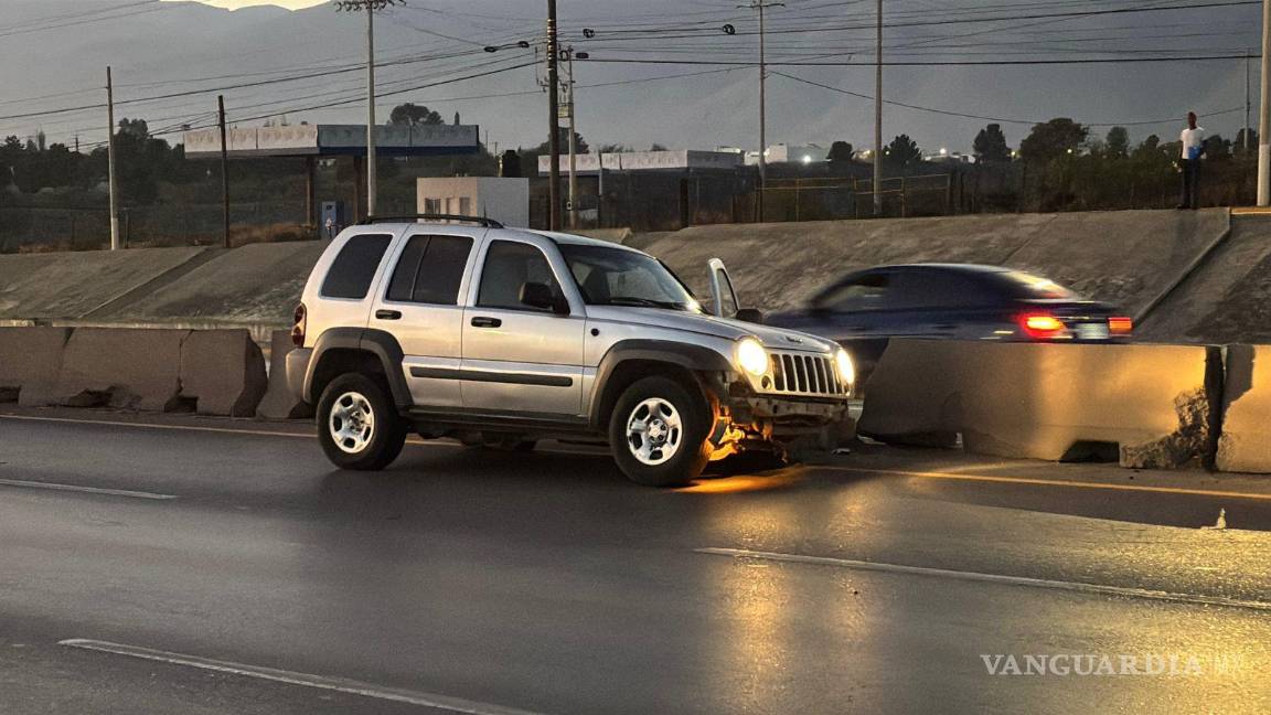 $!El choque múltiple provocó que varios fragmentos de concreto quedaran sobre la vía.