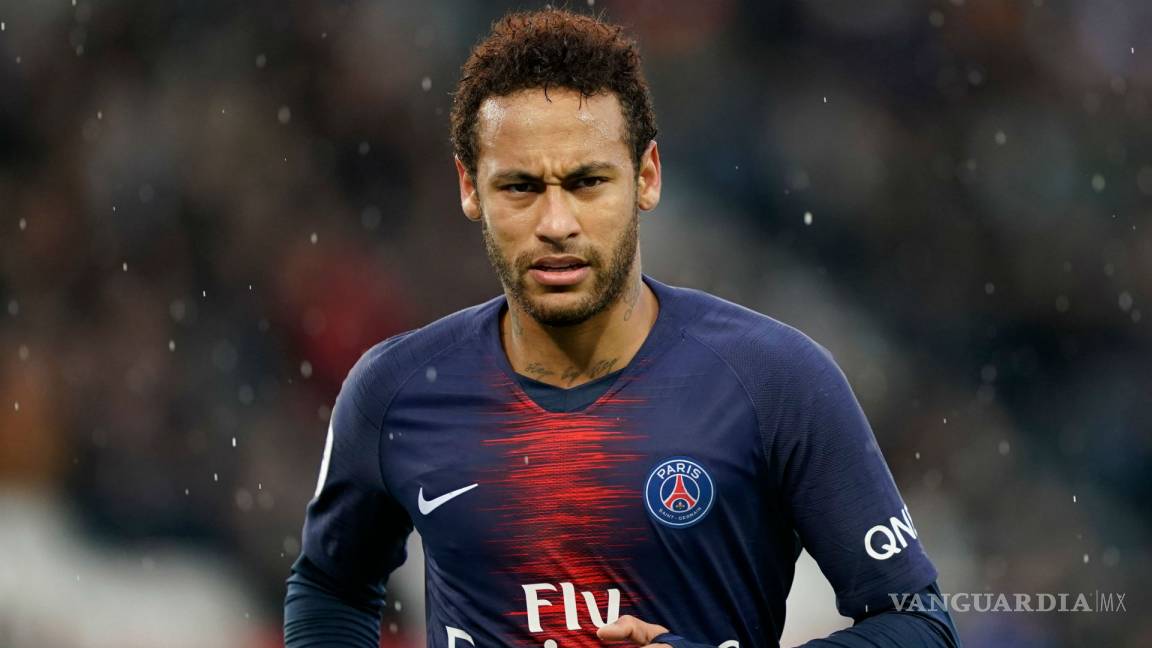 Suspenden a Neymar tres partidos por agredir a un aficionado