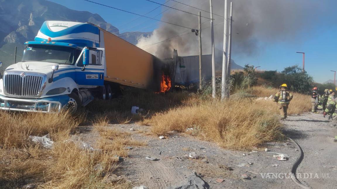 Tráiler de doble remolque cargado de pacas de cartón se incendia en la Carretera a Saltillo