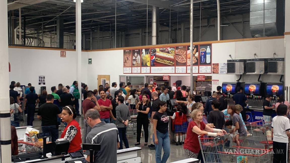 $!Reportan largas filas en el área de comida de Costco Saltillo; socios tienen que esperar más de una hora para comprar.