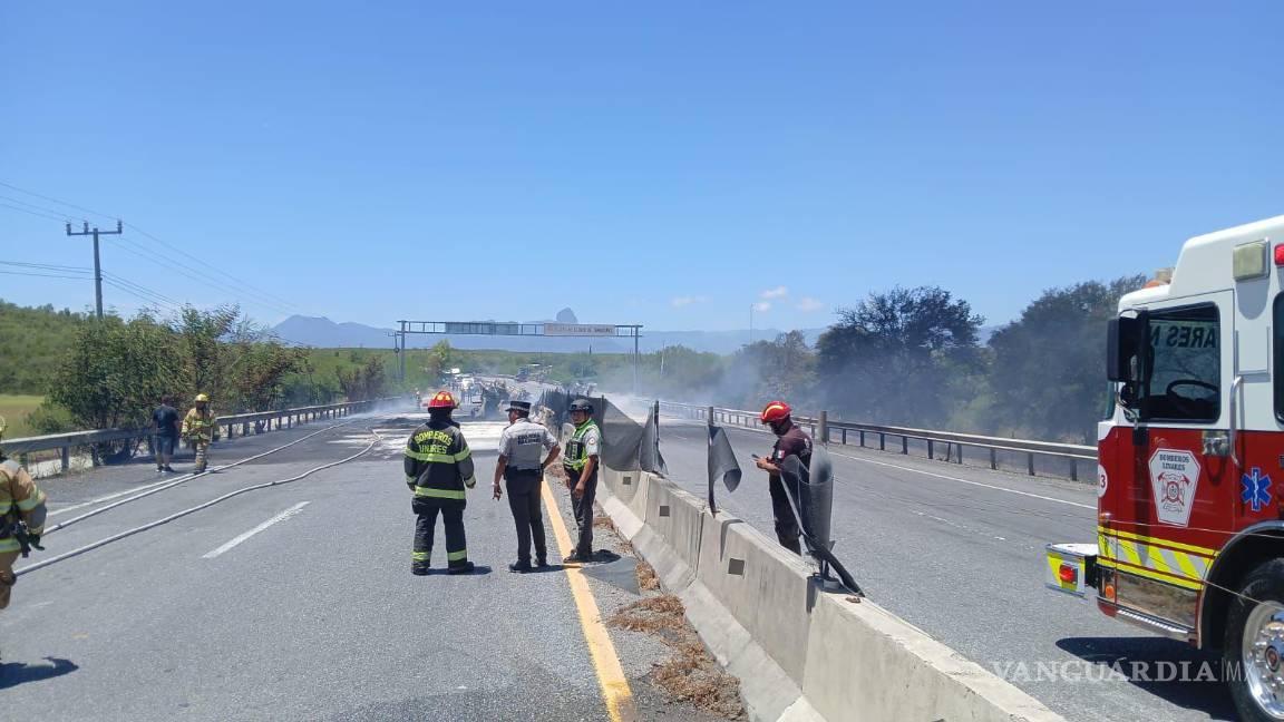 Incendio de pipa provoca cierre de la carretera Nacional en los límites de Nuevo León y Tamaulipas