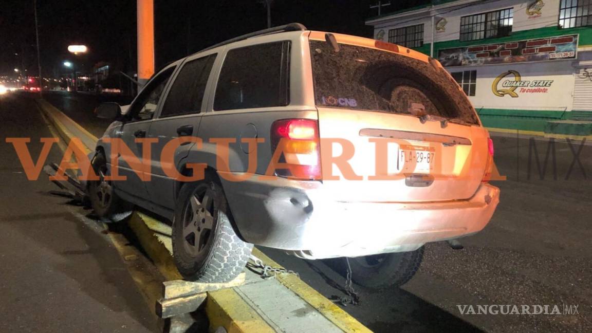 $!Conductor deja abandonada su camioneta tras aparatoso accidente en Saltillo