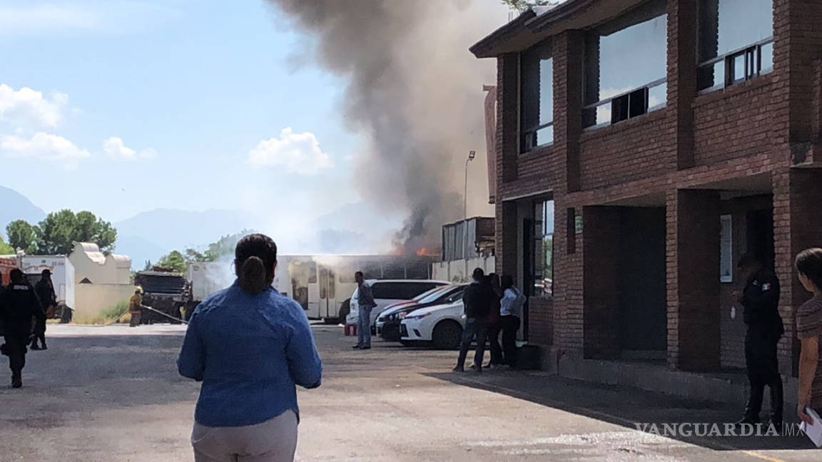 Alerta por incendio de cuatro camiones de personal en Saltillo