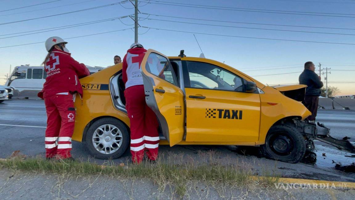 $!Los paramédicos atendieron a los pasajeros del taxi tras el accidente.