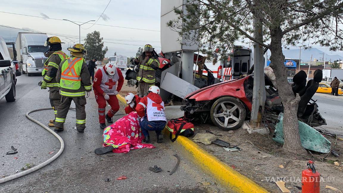 $!Auto se parte en dos tras aparatoso choque en Saltillo