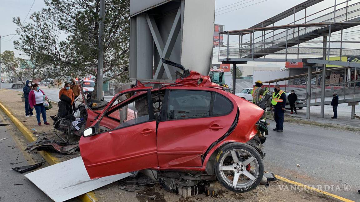 Fallece conductor en hospital tras aparatoso accidente en Saltillo; su auto quedó partido a la mitad