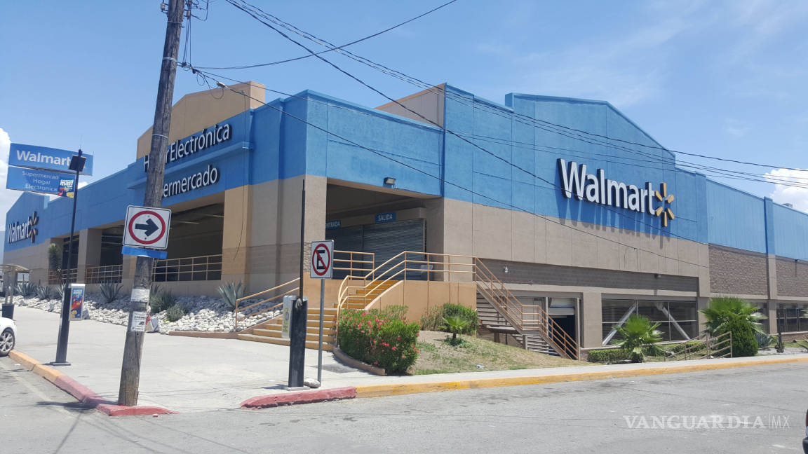 Clausuran Walmart Monclova por fuerte olor a pintura