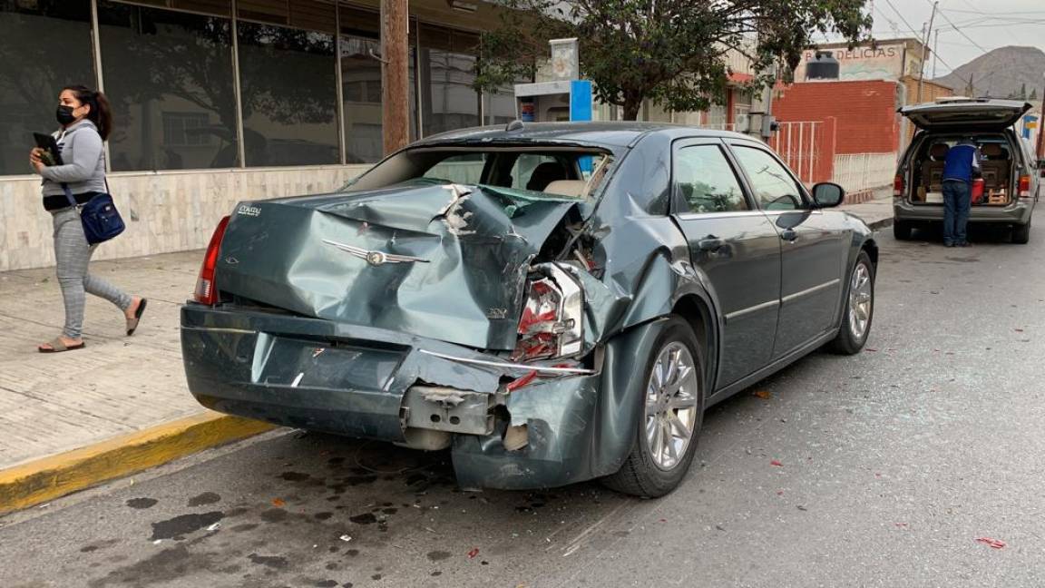 $!Se estrella ebrio contra auto estacionado en la Zona Centro de Saltillo