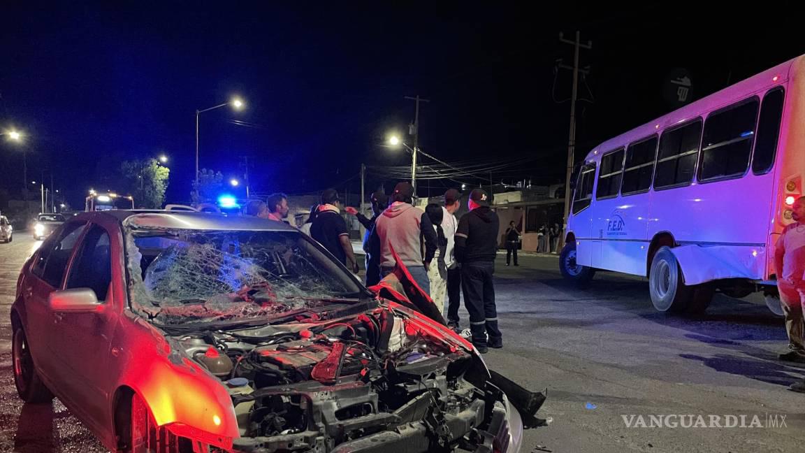 $!Debido al exceso de velocidad que llevaban, la madre y la bebé salieron disparadas contra el parabrisas.