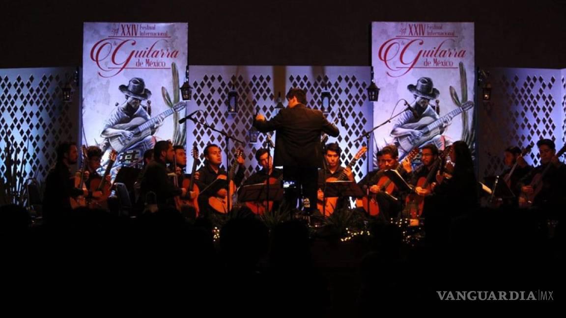 $!En 2019, dirigida por Arody García también, se presentó la Orquesta de Guitarras de la ESMUAC.