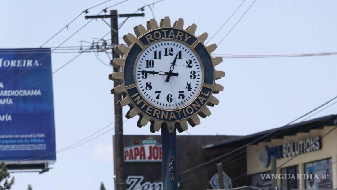 $!El reloj de los Rotario fue elaborado en Puebla y fue instalado en el bulevar V. Carranza de Saltillo por el club.