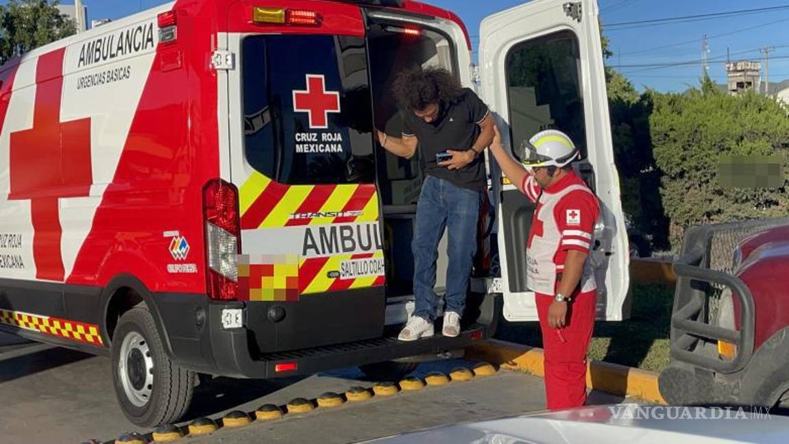 $!Paramédicos de la Cruz Roja revisaron al motociclista tras ser derribado en la Zona Centro.