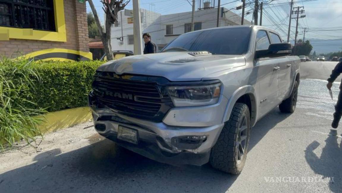 $!La camioneta Dodge RAM no logró detenerse a tiempo, impactando la Toyota Sienna.