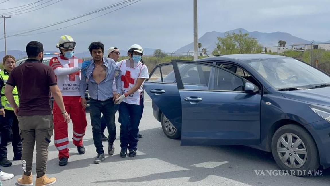 $!La Policía Municipal de Saltillo aseguró el área mientras paramédicos atendían al conductor sin lesiones graves.