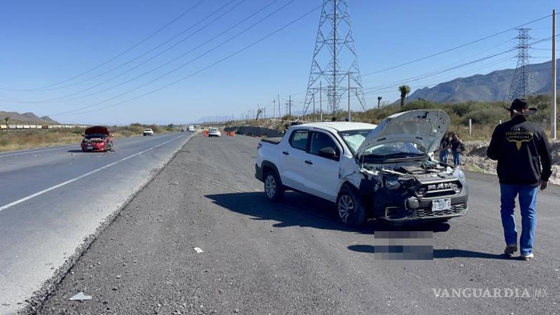 $!Los conductores explicaron que la maniobra de uno de los vehículos provocó el choque; afortunadamente no hubo lesionados.