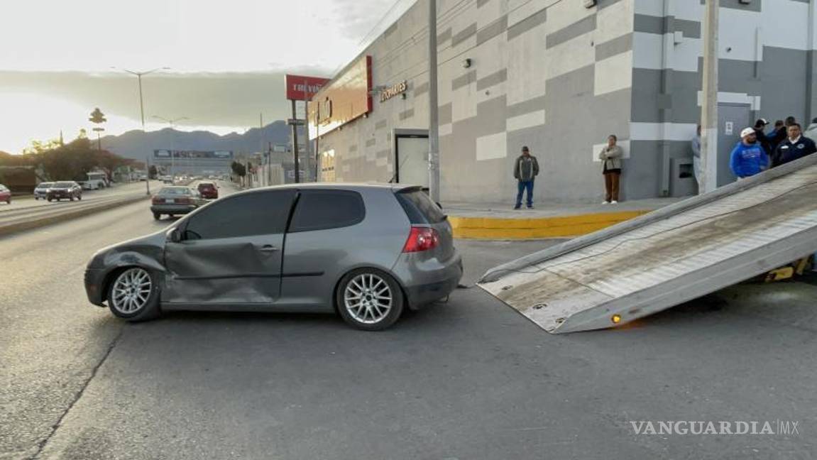 $!El Volkswagen Golf de Javier sufrió daños en la parte delantera derecha tras el incidente.