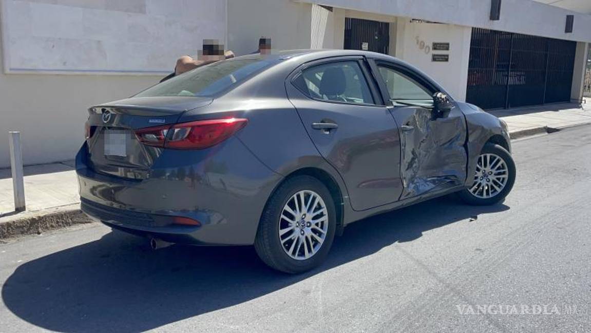 $!Aseguradoras acudieron al sitio para evaluar los daños y negociar un acuerdo entre los conductores.