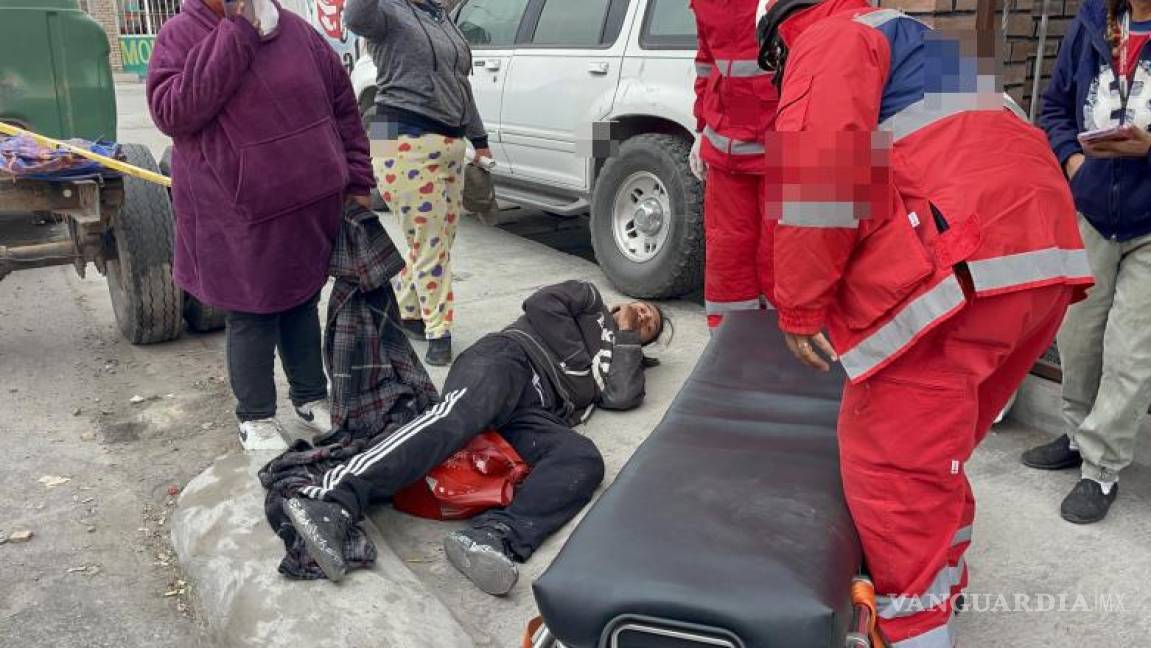 $!Paramédicos de Cruz Roja atienden a joven lesionado tras el accidente.