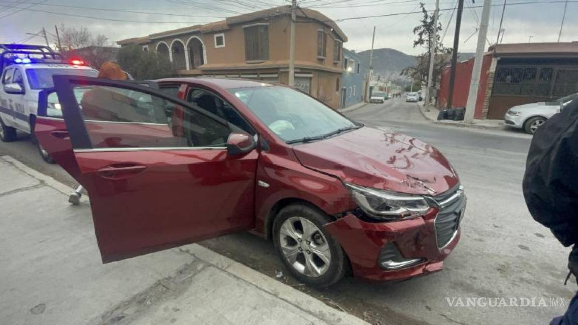 $!La conductora del Chevrolet Ónix intentó esquivar el impacto, pero no pudo evitar chocar contra el Aveo.