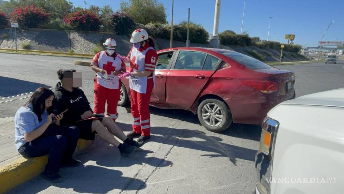 $!Los paramédicos de la Cruz Roja brindaron atención médica a los involucrados en el accidente.