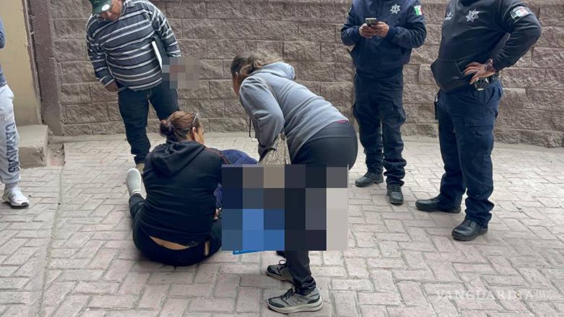 $!Elementos municipales estuvieron presentes en el lugar para resguardar la zona y apoyar en las maniobras de rescate de la mujer accidentada.