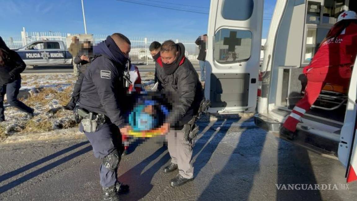 $!Los servicios de emergencia atendieron rápidamente al motociclista, quien fue trasladado al hospital.