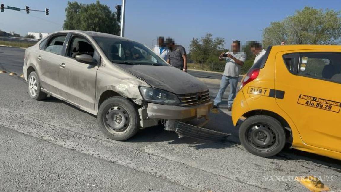 $!El vehículo Volkswagen Vento sufrió daños significativos en su lateral tras el impacto con el taxi.