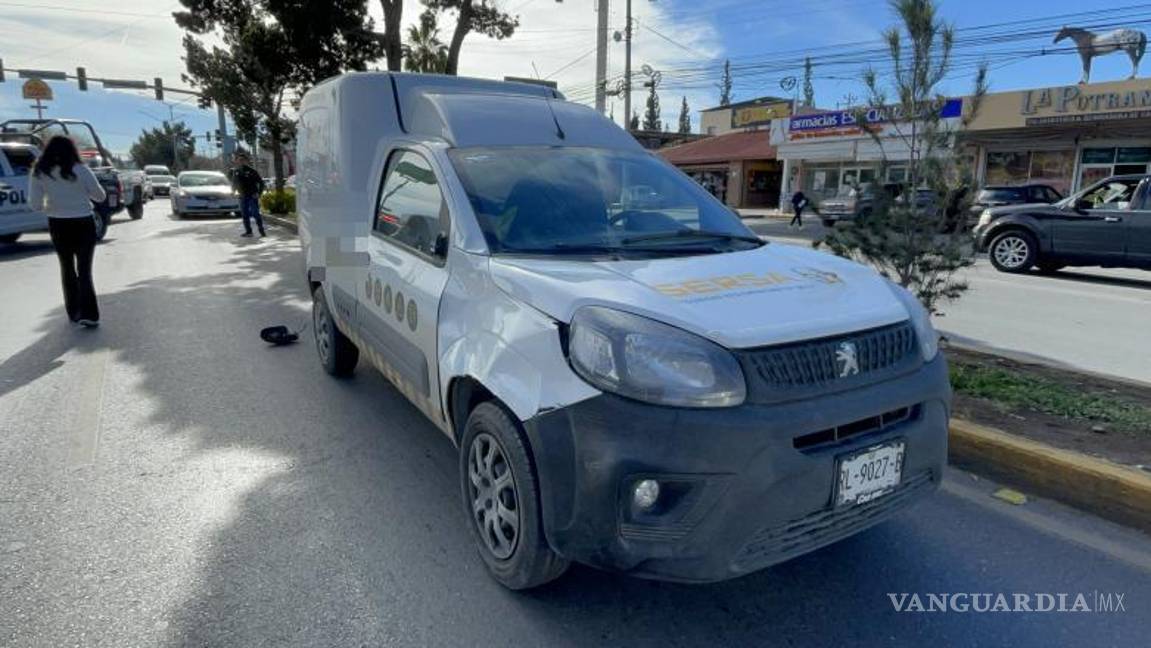 $!El vehículo Peugeot involucrado quedó detenido en los carriles con dirección a Ramos Arizpe.